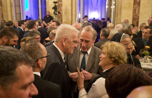 Empfang Neujahrsempfang der Landesregierung Ministerpräsident Winfried Kretschmann im Gespräch mit Gästen