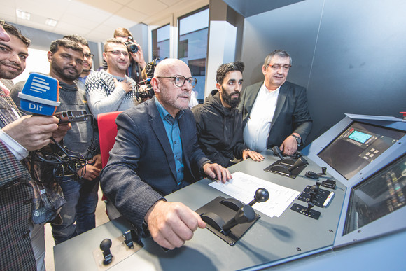 SPNV Qualifizierung von Geflüchteten zu Triebfahrzeugführern Minister Hermann im Bahnsimulator (Bild: Paul Gärtner)