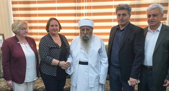 Delegationsreise Besuch in der Autonomen Region Kurdistan-Irak v.l.n.r.: Wissenschaftsministerin Theresia Bauer, Staatsministerin Theresa Schopper, Baba Scheich (geistliches Oberhaupt der Jesiden), Prof. Dr. Dr. Jan Kizilhan (Leiter des Instituts für Psychotherapie und Psychotraumatologie, Universität Dohuk) und Dr. Mamou Othman (Vizedekan des Instituts für Psychotherapie und Psychotraumatologie, Universität Duhok) (Bild: Staatsministerium Baden-Württemberg)