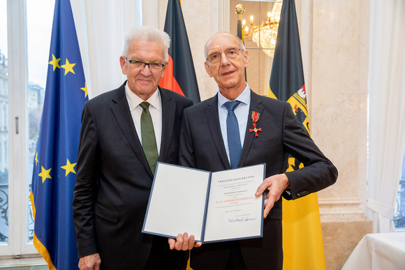 Tag des Ehrenamtes Kretschmann würdigt besonderes ehrenamtliches Engagement Ministerpräsident Winfried Kretschmann (l.) und Robert Ripberger (r.) (Bild: Staatsministerium Baden-Württemberg)