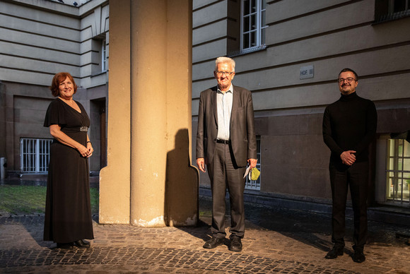 Kunst und Kultur Kretschmann besucht den Stuttgarter „Theaterparcours“ Ministerpräsident Winfried Kretschmann beim „Theaterparcours“ der Staatsoper Stuttgart, Stuttgarter Ballett und Schauspiel Stuttgart (Bild: Staatsministerium Baden-Württemberg)