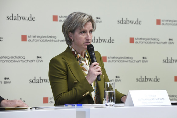 Top-Level-Meeting Fünfte Jahresveranstaltung des Strategiedialogs Automobilwirtschaft Die Ministerin für Wirtschaft, Arbeit und Tourismus, Dr. Nicole Hoffmeister-Kraut, spricht auf der Pressekonferenz bei der fünften Jahresveranstaltung des Strategiedialogs Automobilwirtschaft.