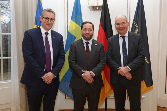 Gespräch Hassler empfängt schwedischen Botschafter Staatssekretär Florian Hassler (Mitte), der schwedische Botschafter Per Thöresson (rechts) und der schwedische Honorarkonsul Dr. Claudius Werwigk (links).
