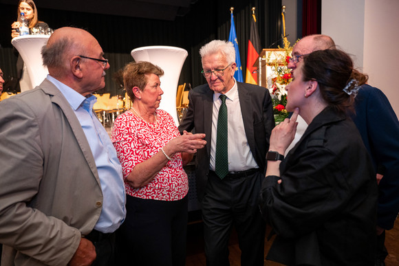 Kabinett Bürgerempfang der Landesregierung in Bad Schussenried Ministerpräsident Winfried Kretschmann (Mitte) im Gespräch