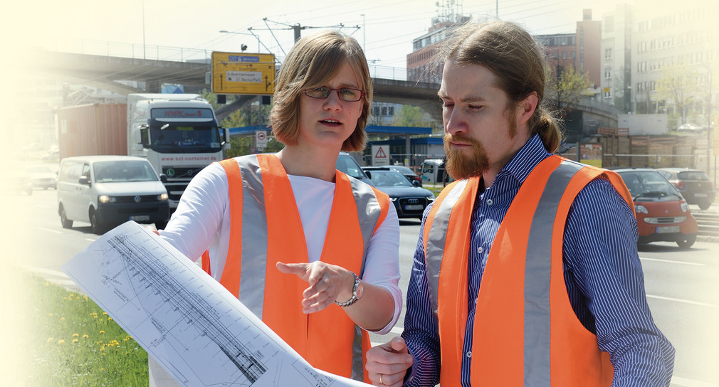 Mitarbeiter der Straßenbauverwaltung schauen auf eine Karte (Bild: Wolfgang Maerzke)