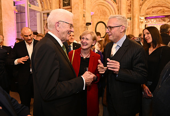 Ministerpräsident Winfried Kretschmann (links) im Gespräch mit Gästen
