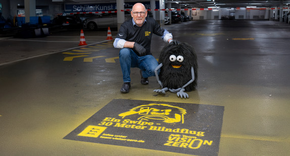 Minister Hermann mit Sprühbild