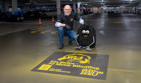 Minister Hermann mit Sprühbild
