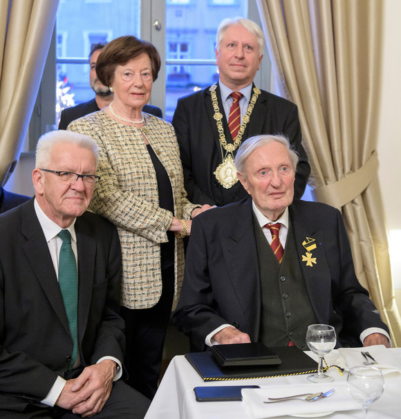 Auszeichnung Verdienstorden des Landes für Prof. Dr. Diether Raff Ministerpräsident Winfried Kretschmann (l.) und Prof. Dr. Dr. h. c. Diether Raff (r.), stehend dahinter Raffs Ehefrau Margot (l.) und der Rektor der Universität Heidelberg, Prof. Dr. Bernhard Eitel (r.) (Bild: Universität Heidelberg – Kommunikation und Marketing, Foto: Philipp Rothe)