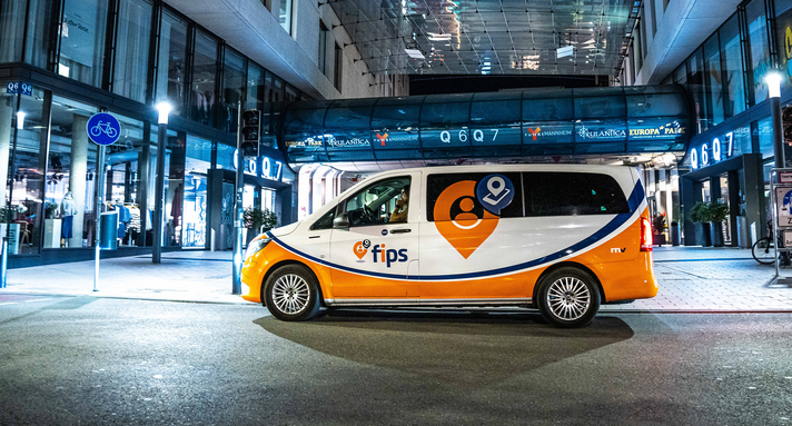 Fips On-Demand Bus vor einem Einkaufszentrum.