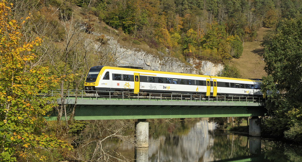 Über die Donau bei Gutenstein - DB Regio mit einem Triebwagen der Baureihe 612