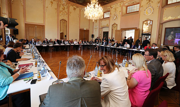 Regierung Gemeinsame Kabinettssitzung der Regierungen von Baden-Württemberg und Bayern Das baden-württembergische und das bayrisches Kabinett tagen gemeinsam in Meersburg (Bild: Staatsministerium Baden-Württemberg)