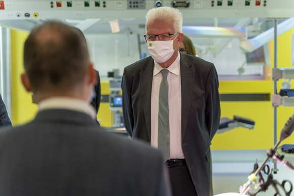Sommertour Rückblick auf die Sommertour Ministerpräsident Winfried Kretschmann hat im Rahmen seiner Sommertour das Medizintechnik-Unternehmen Karl-Storz SE & Co. KG in Tuttlingen besucht.