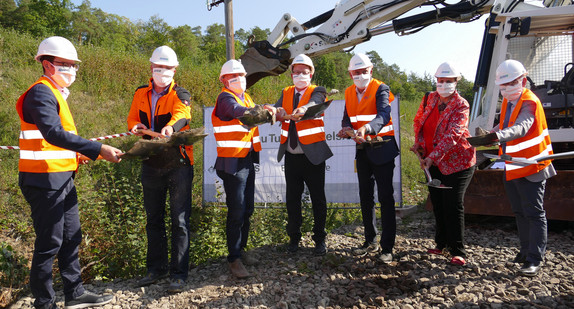 Johannes Enssle (Vorsitzender des NABU-Landesverbandes Baden-Württemberg), Michael Stierle (Geschäftsführer Zweckverband Hermann-Hesse-Bahn), Winfried Hermann (Minister für Verkehr des Landes Baden-Württemberg), Hans-Joachim Fuchtel (Parlamentarischer Staatssekretär und CDU-Bundestagsabgeordneter für den Wahlkreis Calw/Freudenstadt), Helmut Riegger (Landrat Landkreis Calw), Sylvia M. Felder (Regierungspräsidentin des Regierungsbezirks Karlsruhe) und Dr. Clemens Götz (Bürgermeister Gemeinde Althengstett) beim Spatenstich zum Tunnelneubau zwischen Calw und Weil der Stadt im Rahmen der Hermann-Hesse-Bahn.