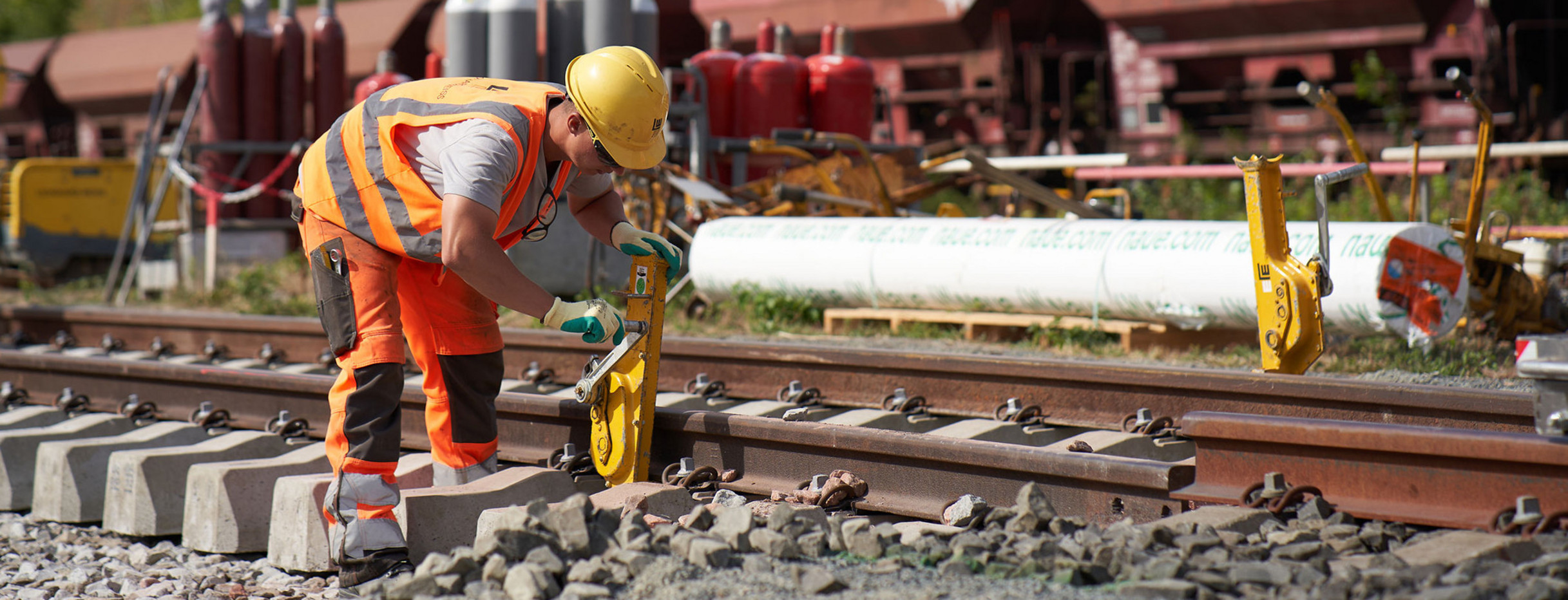 Ein Gleisarbeiter arbeitet an einer Schiene.