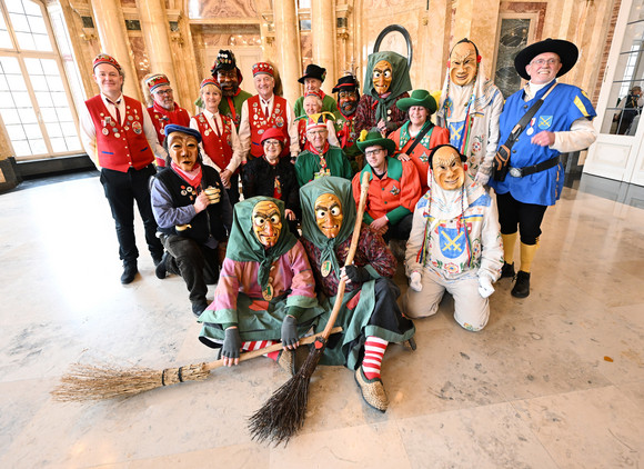 Fastnacht Närrischer Staatsempfang der Landesregierung Gruppenbild mit der Narrenvereinigung Kleggau