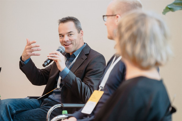 Michael Hagel, Leiter der Abteilung Mobilität der Stadt Stuttgart, im moderierten Gespräch mit den Kommunen der Pilotphase für Klimamobilitätspläne. 