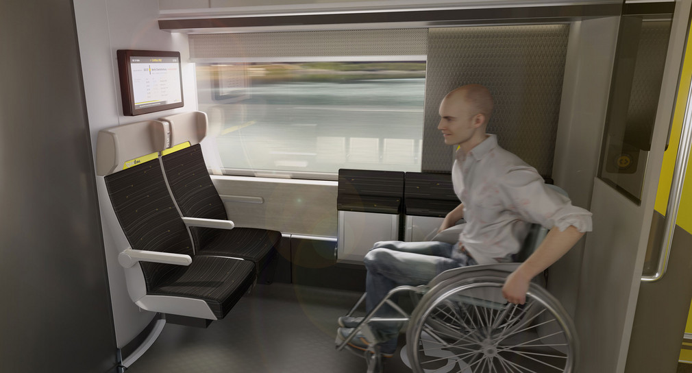 In einem barrierefreien Bereich in einem Zug sitzt ein Mann mit seinem Rollstuhl.