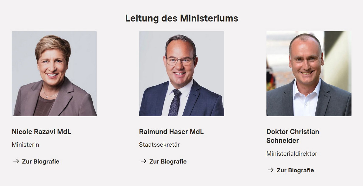 Screenshot einer Website mit Porträtfotos von zwei Männern und einer Frau nebeneinander.