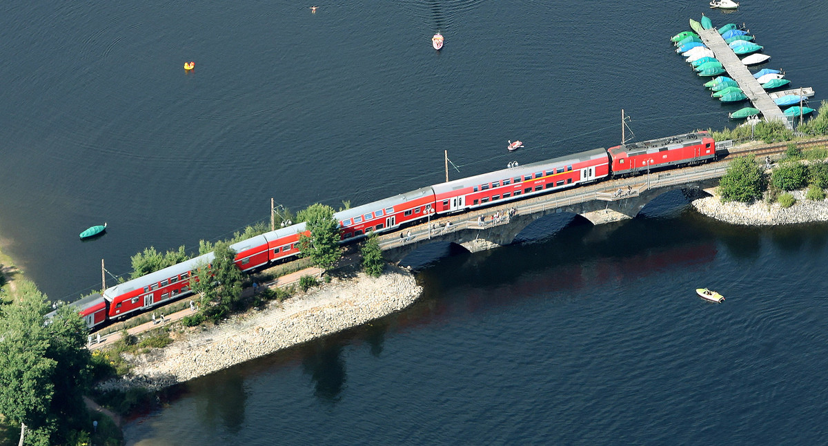 Doppelstöckiger Zug fährt über den Schluchsee im Südschwarzwald (Bild: Manfred Grohe)