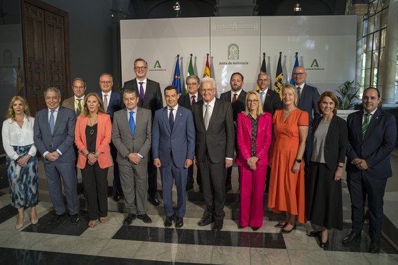 Europa Kretschmann auf Delegationsreise in Spanien Gruppenbild von Mitgliedern der andalusischen Regionalregierung und der baden-württembergischen Delegation