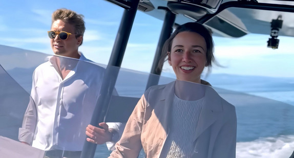 Eine Frau steuert ein Boot auf einem See.