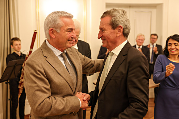 Empfang 70. Geburtstag von Günther H. Oettinger Innenminister Thomas Strobl (links) und der ehemalige Ministerpräsident Günther H. Oettinger (rechts) geben sich die Hand.