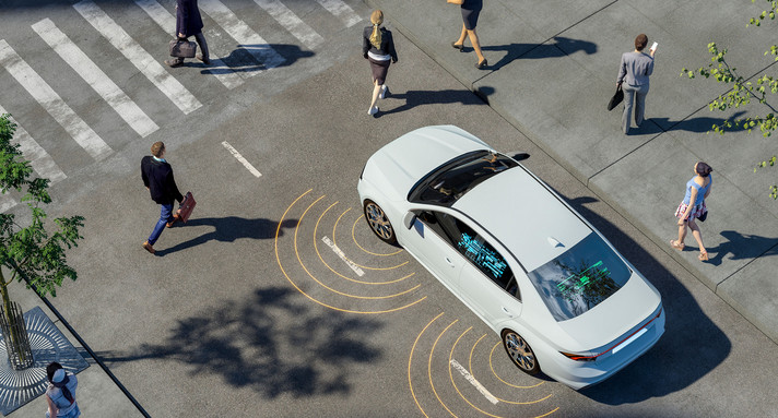 Illustration. Ein autonom fahrendes Auto steht an einem Zebrastreifer und lässt Fußgänger:innen passieren.