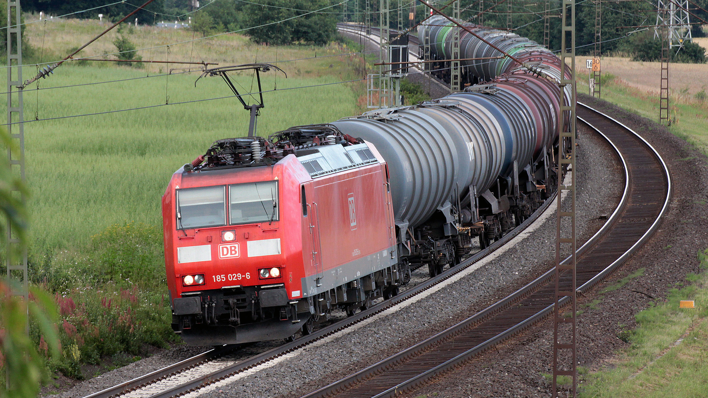 G&uuml;terzug mit mehreren Waggons f&auml;hrt auf den Gleisen vorbei
