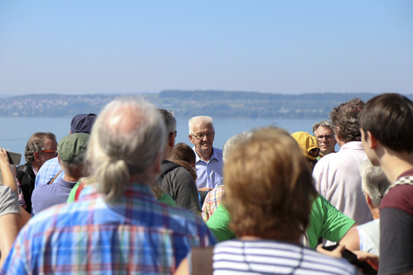 Sommertour Kretschmann wandert mit Bürgerinnen und Bürgern Ministerpräsident Winfried Kretschmann gibt auf dem Platz vor der Basilika Birnau am Bodensee eine Einführung in die Geschichte des Gotteshauses.