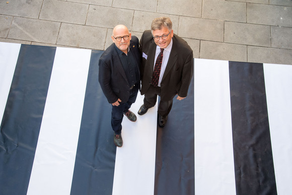 Fussverkehr 1.000 Zebrastreifen für Baden-Württemberg Winfried Hermann mit Klaus-Peter Bitzer Leiter des Hauptamtes der Gemeinde Langenargen.