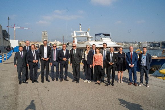Europa Kretschmann auf Delegationsreise in Spanien Gruppenbild der baden-württembergischen Delegation im Hafen von Barcelona