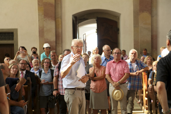 Sommertour Kretschmann wandert mit Bürgerinnen und Bürgern Ministerpräsident Winfried Kretschmann führt die Wandergruppe durch die Basilika Birnau am Bodensee.