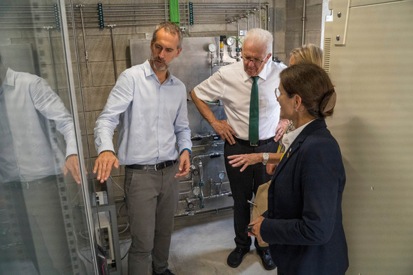 Europa Kretschmann auf Delegationsreise in Spanien Ministerpräsident Winfried Kretschmann erhält technische Einblicke am Hafen von Barcelona.