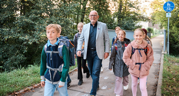 Minister Hermann zu Fuß mit Schulkindern untwerwegs