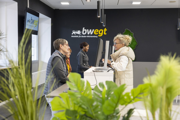 Beratungsgespräch mit einer Frau am Serviceschalter.