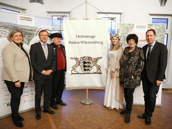 Heimattage Programm der Heimattage 2019 in Winnenden vorgestellt v.l.n.r.: Sybille Mack (Leiterin des Amtes für Schulen, Kultur und Sport in Winnenden), Paul Nemeth MdL (Vorsitzender des Landesausschusses Heimatpflege Baden-Württemberg), Gunter Dlabal (Südwestdeutscher Gauverband der Heimat- und Trachtenvereine), Celine Traub (Winnender Mädle), Staatsrätin Gisela Erler und Winnendens Oberbürgermeister Hartmut Holzwarth (Bild: Stadt Winnenden)