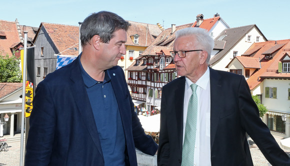 Regierung Gemeinsame Kabinettssitzung der Regierungen von Baden-Württemberg und Bayern Ministerpräsident Winfried Kretschmann (r.) im Gespräch mit Ministerpräsident Dr. Markus Söder (l.) (Bild: Staatsministerium Baden-Württemberg)