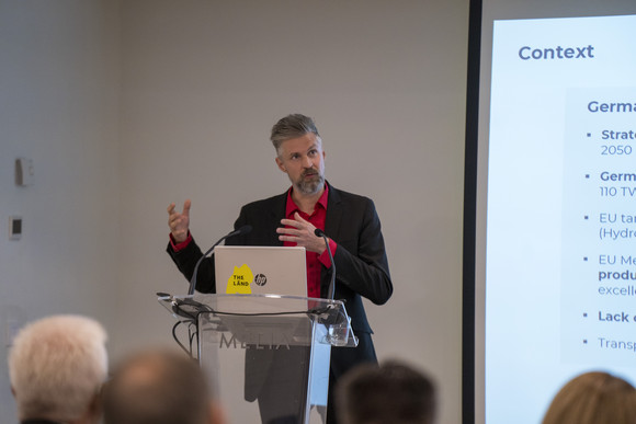 Europa Kretschmann auf Delegationsreise in Spanien Dr. Patrick Metzger, Group CEO der Viridi RE GmbH aus Baden-Württemberg, stellt ein Wasserstoffprojekt vor.