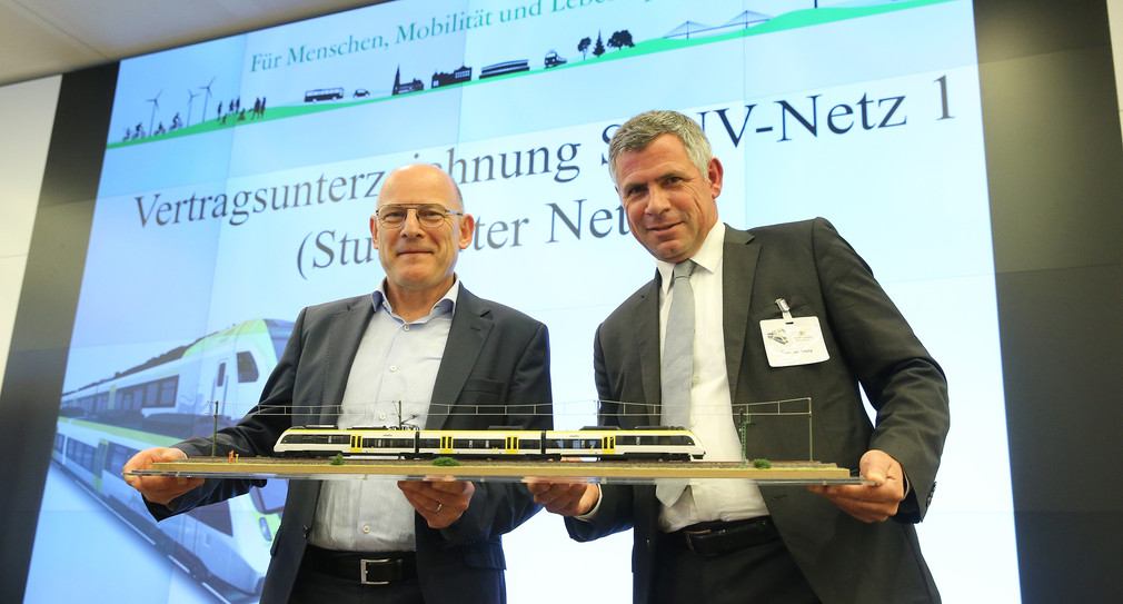 Verkehrsminister Winfried Hermann und Stephan Krenz, Vorsitzender der Geschäftsführung von Abellio zeigen ein Modell (Bild: Frank Ossenbrink)
