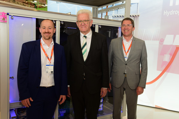 Industrie Kretschmann besucht Hannover Messe Ministerpräsident Winfried Kretschmann (M.) am Stand der LAUDA DR. R. WOBSER GmbH & Co.KG