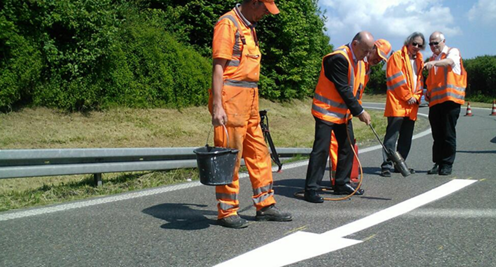 Aufbringen von Pfeilen gegen Falschfahrer