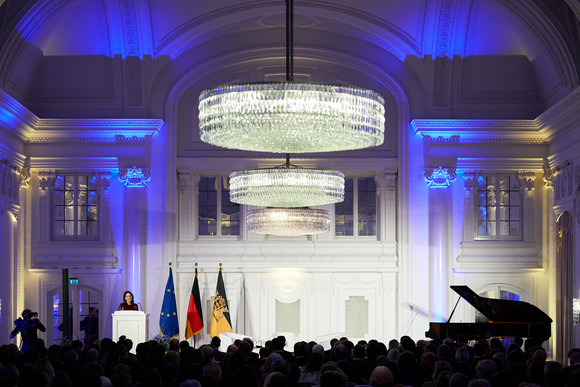 Europa Baerbock hält „Stuttgarter Rede zu Europa“ Blick von hinten in den Saal während der Rede von Bundesaußenministerin Annalena Baerbock