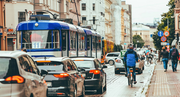 Ein Fahrradfahrer fährt im dichten Straßenverkehr