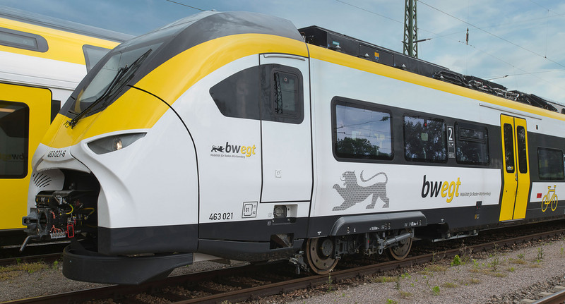 Ein Passagierzug von der Seite.