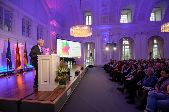Dialekte Tagung „Daheim schwätzen die Leut'“ Begrüßung durch Ministerpräsident Winfried Kretschmann (Bild: Staatsministerium Baden-Württemberg)