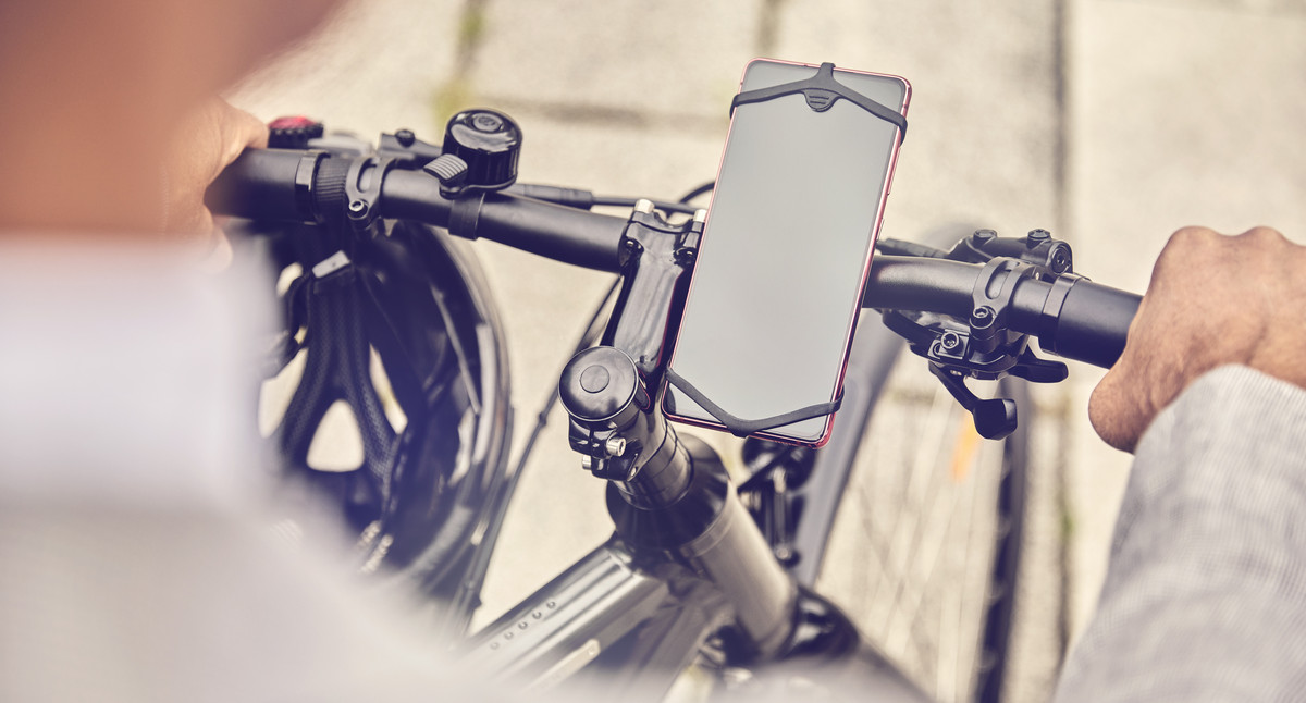 Fahrrad mit einem Smartphonehalter.