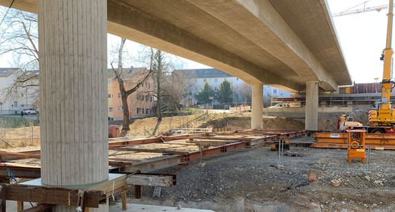 Baustellengelände unter einer Brücke