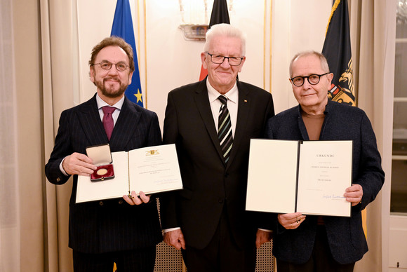 Auszeichnungen Kretschmann zeichnet zwei Journalisten aus Ministerpräsident Winfried Kretschmann (Mitte) mit Prof. Dr. Dr. h.c. Heribert Prantl (links) und Thomas Schmid (rechts)
