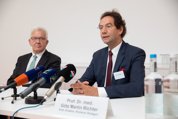 Gesundheit Forum Gesundheitsstandort Baden-Württemberg Ministerpräsident Winfried Kretschmann (l.) und Prof. Dr. med. Götz Martin Richter (r.), Ärztlicher Direktor am Klinikum Stuttgart, bei der Pressekonferenz